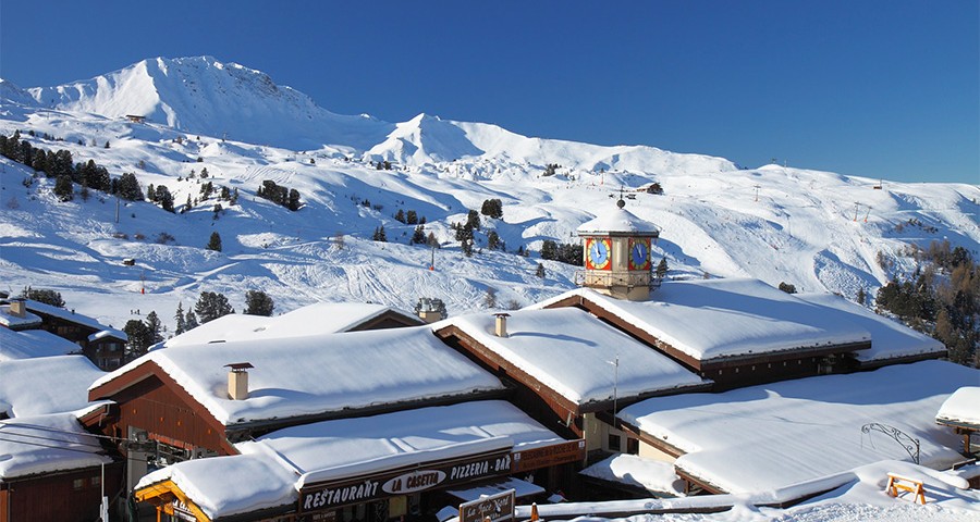 Montañas nevadas en una estación de esquí