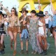 Varias modelos posan en el festival de Coachella ataviadas con las gafas de sol de última tendencia
